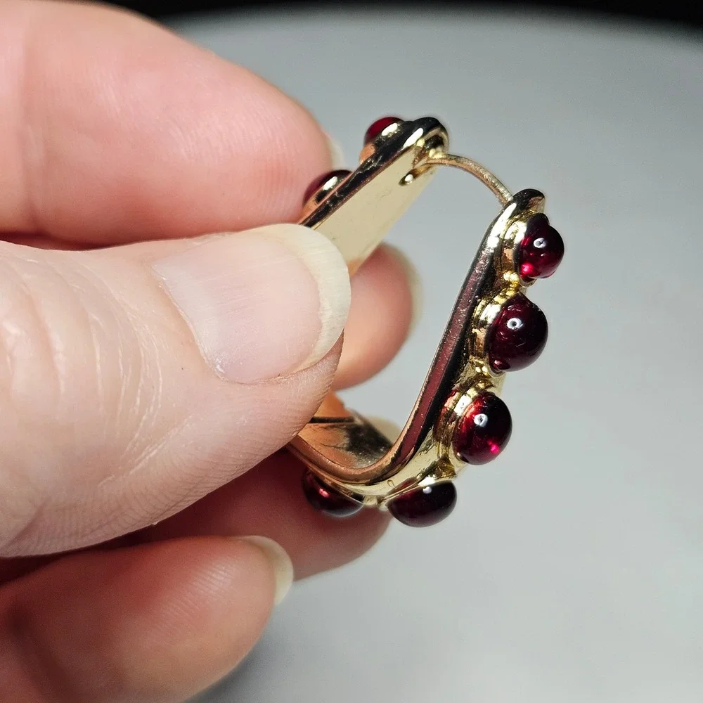 U-Shape Huggie Hoop Earrings Womens OS Red Gold Tone Cabochon Vintage